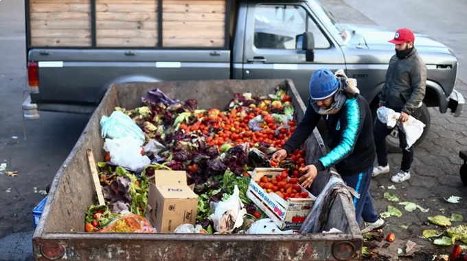 Argentinos buscam alimentos descartados para sobreviver