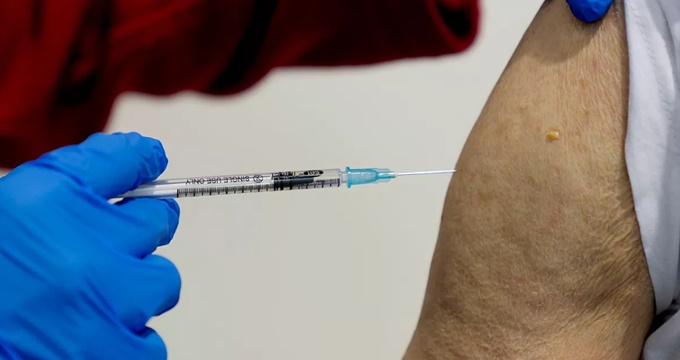 Homem toma doses vacinas contra Covid relata que aconteceu