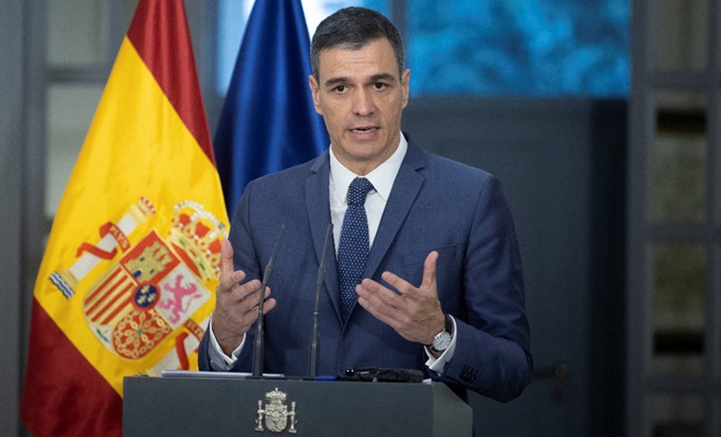 Premiê espanhol anuncia que não pedirá demissão após pressão milhares