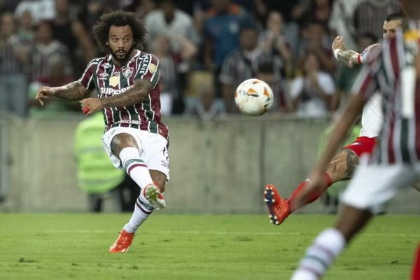 Marcelo chutando para marcar gol em Fluminense x Cerro Porteño — Foto: Jorge Rodrigues/AGIF 