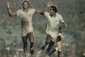 Foto - Arquivo FFC: Pintinho comemorando com Cafuringa gol em Fla 1 x 2 Flu / 1977
