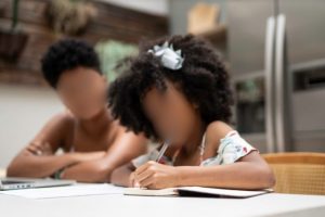 Menina de apenas 11 anos é xingada de cabelo-afro