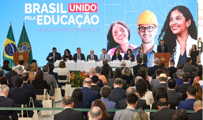 Ensino superior distância obscuro desumano