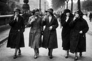 Imagem: Easter Parade, Fifth Avenue, Nova York, 1929 — campanha “Torches of Freedom” (Arquivo: Portal Fio do Tempo).