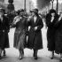 Imagem: Easter Parade, Fifth Avenue, Nova York, 1929 — campanha “Torches of Freedom” (Arquivo: Portal Fio do Tempo).