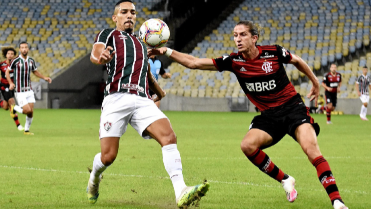 Clássico Fla-Flu no Maracanã, jogador do Fluminense domina a bola pressionado por defensor do Flamengo em lance disputado