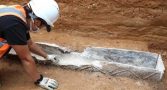 Arqueólogos encontram túmulo raro de mulher da elite romana enterrada há quase 1,7 mil anos na Inglaterra arqueologos-tumulo-raro-mulher-elite-romana-enterrada-mil-anos-inglaterra