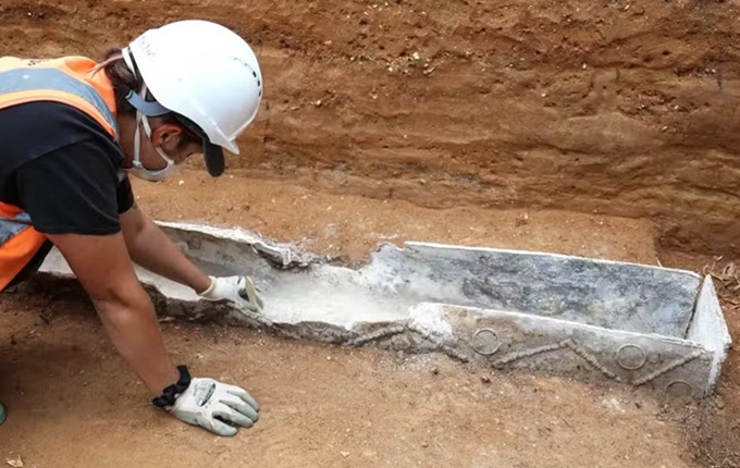 Arqueólogos encontram túmulo raro mulher elite romana enterrada anos Inglaterra