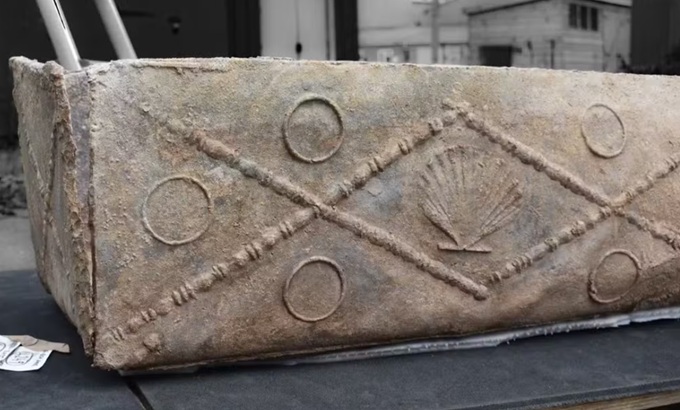 Arqueólogos encontram túmulo raro mulher elite romana enterrada anos Inglaterra