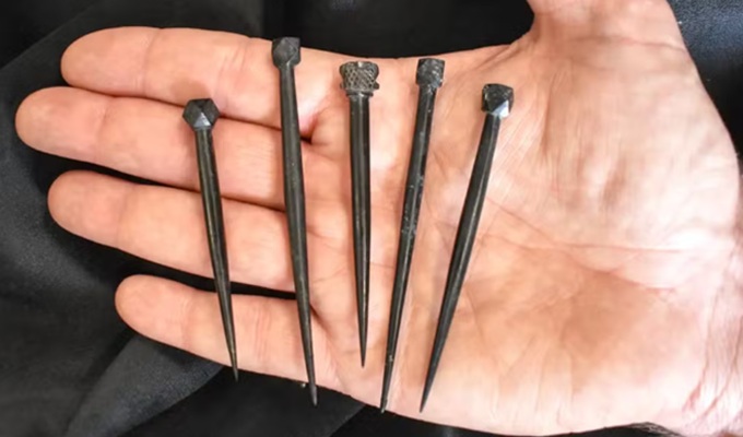 Arqueólogos encontram túmulo raro mulher elite romana enterrada anos Inglaterra