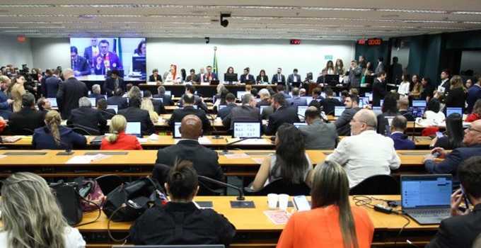 Câmara aprova PEC fim da escala 6x1 Brasil reduzir jornada horas semanais