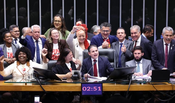 Vitória histórica fim escala 6x1 passa Câmara votos favoráveis