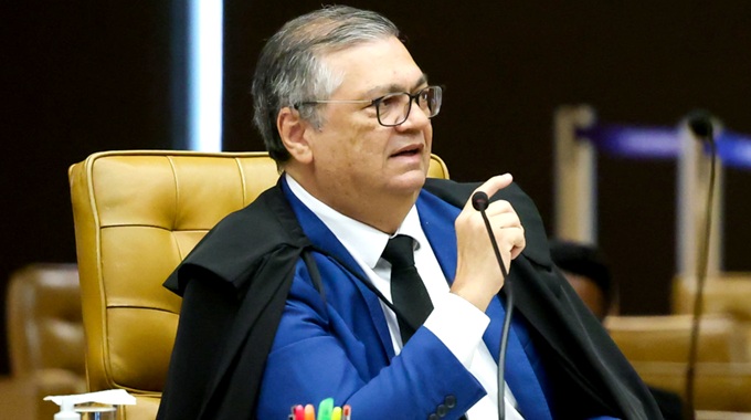 Flávio Dino cita fuga parlamentares impede Mário Frias deixar Brasil