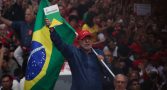 O ESTADISTA O presidente brasileiro, Luiz Inácio Lula da Silva (PT), durante ato de campanha na Avenida Paulista, em São Paulo, em 24 de outubro de 2026 — Vinicius Martins/Alma Preta