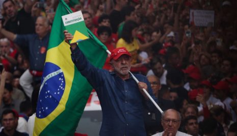 O ESTADISTA O presidente brasileiro, Luiz Inácio Lula da Silva (PT), durante ato de campanha na Avenida Paulista, em São Paulo, em 24 de outubro de 2026 — Vinicius Martins/Alma Preta