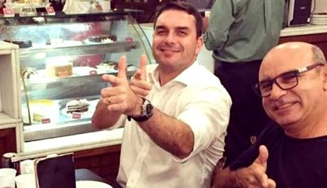 Emendas, homenagens e ex-assessores ligam trajetória de Flávio Bolsonaro a personagens do universo das milícias no Rio emendas-homenagens-ex-assessores-trajetoria-flavio-bolsonaro-personagens-milicias-rio