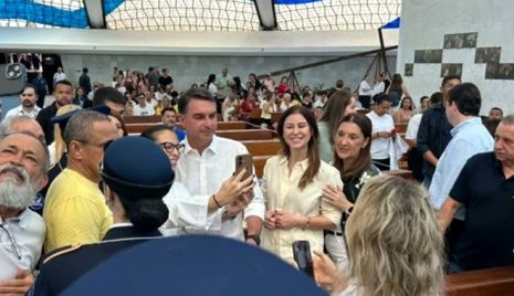 flavio-bolsonaro-missa-dia-padroeira-brasil-embates-catolicos