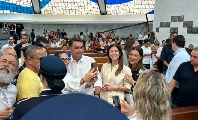 Flávio Bolsonaro missa Dia Padroeira Brasil embates católicos