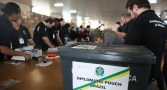 Lula vence a eleição no exterior em 25 países, enquanto Flávio Bolsonaro é o mais votado em 8 até agora, mostra apuração lula-vence-eleicao-australia-coreia-do-sul-china-e-singapura-flavio-bolsonaro-lidera-nas-filipinas-mostra-apuracao-oficial