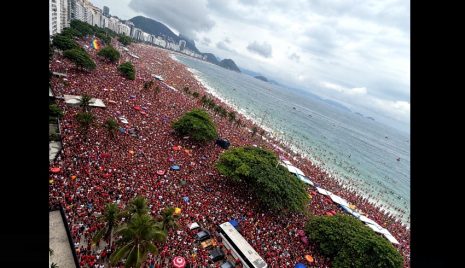 Multidão ocupa Copacabana em ato pró-Lula um dia após manifestação na Paulista receber críticas por cobertura da Globo multidao-copacabana-ato-pro-lula-manifestacao-paulista-criticas-cobertura-globo