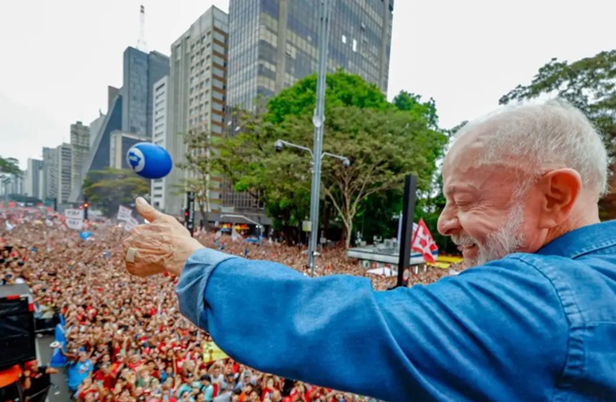 Multidão Paulista ato de Lula marcado debate censura