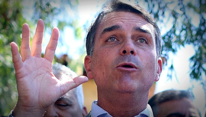 Tesouraço prometido Flávio Bolsonaro aposentadorias programas sociais Vale Gás Farmácia Popular