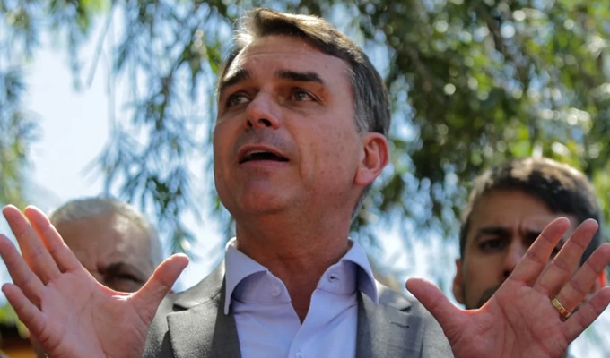 flávio Bolsonaro aproveitar maioria Congresso aumentar tempo próprio mandato emenda Constituição